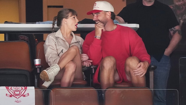 Taylor Swift sorgte mit einem Auftritt bei einem Event von Travis Kelce für eine große ...