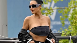 Kim Kardashian ist wohl nur mit leichtem Gepäck zu Hochzeitsfeier von Jeff Bezos und Lauren ...