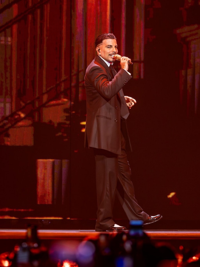 Im schwarzen Smoking à la „Smooth Criminal“ eröffnete Raúw Alejandro seine ganz persönliche Show ...