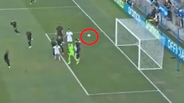 Edrick Menjivar fäustelte den Ball ins eigene Tor.