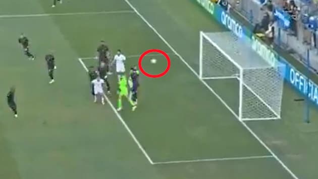 Edrick Menjivar fäustelte den Ball ins eigene Tor.