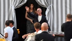 Jeff Bezos will die Wogen vor seiner Hochzeit mit Lauren Sánchez glätten und erhöhte seine ...