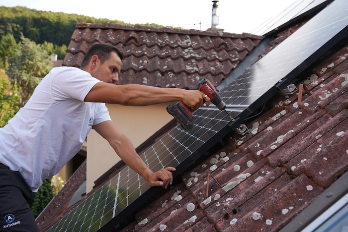 Max Wagner versteht sein Handwerk und legt auch selbst Hand bei der Montage von Solaranlagen an.