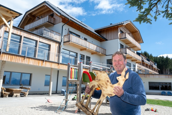 Seniorchef Gerwald mit dem Kitz als Wahrzeichen