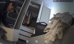 Der Tatverdächtige verließ mit Wertgegenständen im fünfstelligen Bereich die Wohnung.