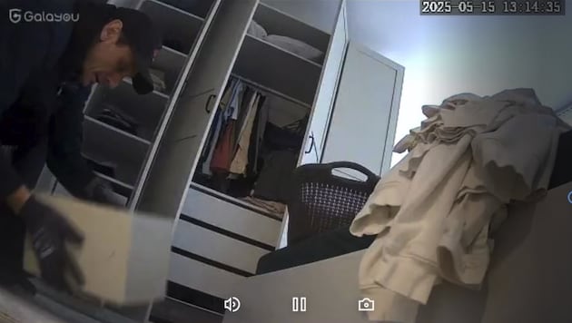 Der Tatverdächtige verließ mit Wertgegenständen im fünfstelligen Bereich die Wohnung.