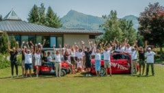 Die Mitarbeiter von Kitzbühel Tourismus jubeln über die bereits zweite Auszeichnung für den ...