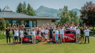 Die Mitarbeiter von Kitzbühel Tourismus jubeln über die bereits zweite Auszeichnung für den ...