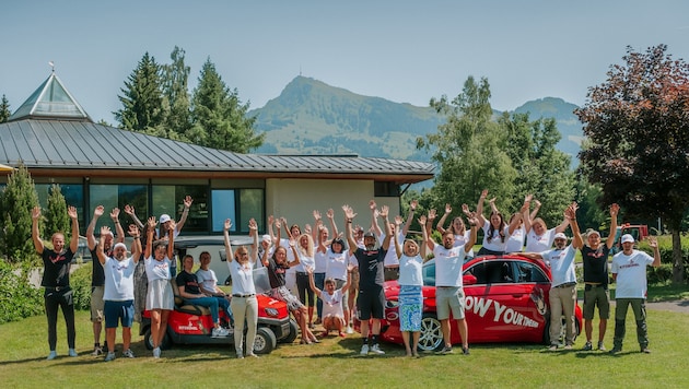 Die Mitarbeiter von Kitzbühel Tourismus jubeln über die bereits zweite Auszeichnung für den ...