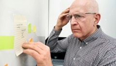 Erste Symptome bei Demenz sind Gedächtnisprobleme und Vergesslichkeit.