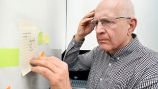 Erste Symptome bei Demenz sind Gedächtnisprobleme und Vergesslichkeit.
