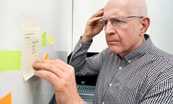 Erste Symptome bei Demenz sind Gedächtnisprobleme und Vergesslichkeit.