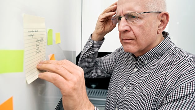 Erste Symptome bei Demenz sind Gedächtnisprobleme und Vergesslichkeit.
