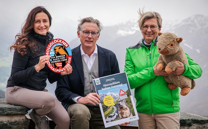 Diana Zwickl („Krone“-Tierecke) mit Johannes Hörl von der Grohag und Nationalpark-Chefin Barbara ...