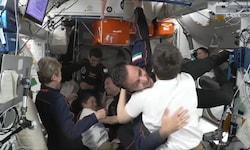 Fotos und Umarmungen für die neuen Crewmitglieder der ISS nach ihrer Ankunft