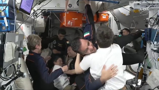 Fotos und Umarmungen für die neuen Crewmitglieder der ISS nach ihrer Ankunft
