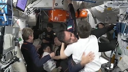 Fotos und Umarmungen für die neuen Crewmitglieder der ISS nach ihrer Ankunft