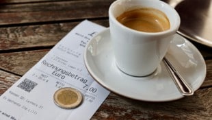 Verschwinden die zwei Euro abgabenfrei in der Tasche des Kellners oder nicht?