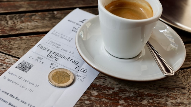 Verschwinden die zwei Euro abgabenfrei in der Tasche des Kellners oder nicht?