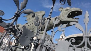 Der Klagenfurter Lindwurm schaut böse drein: Im Rathaus hinter ihm herrscht Finanzchaos und es ...