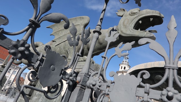 Der Klagenfurter Lindwurm schaut böse drein: Im Rathaus hinter ihm herrscht Finanzchaos und es ...