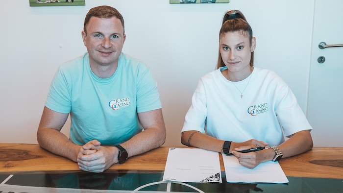 Altachs Sportchef Tobias Thies präsentierte mit Joelle Meister bereits die fünfte ...