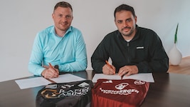 Altachs Sportchef Tobias Thies mit seinem Nürnberger Pendant Osman Cankaya bei der ...