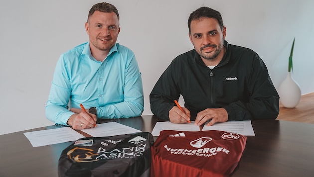 Altachs Sportchef Tobias Thies mit seinem Nürnberger Pendant Osman Cankaya bei der ...