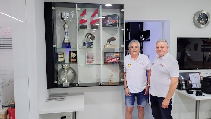 Haingartner (r.) mit Siegfried Kaltenegger (l.) vor dem Trophäenschrank der Ö-Ring-Staffel