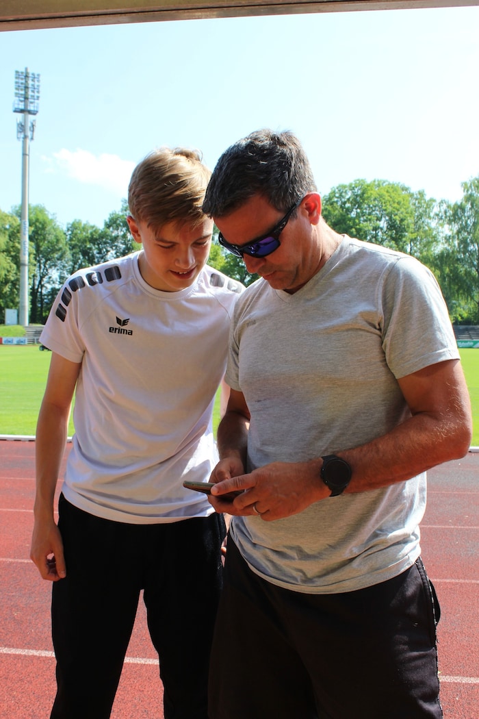 Hürden-Youngster Zsombor Klucsik (l.) mit VLV-Sportdirektor Sven Benning.