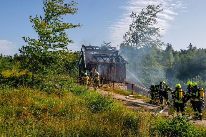 Die Feuerwehr konnte das Dach des Kalkbrennofens nur noch kontrolliert abbrennen lassen.
