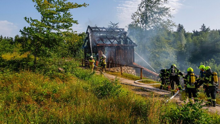 Die Feuerwehr konnte das Dach des Kalkbrennofens nur noch kontrolliert abbrennen lassen.