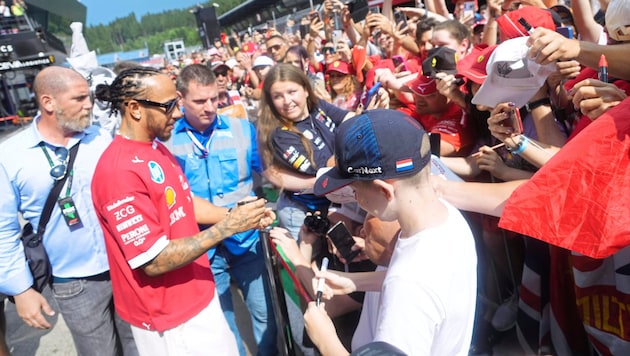 Lewis Hamilton taucht in die steirischen Fans ein.