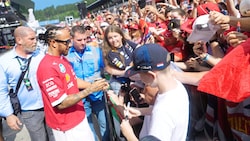 Lewis Hamilton taucht in die steirischen Fans ein.