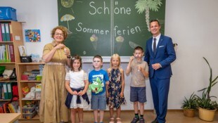 Bildungslandesrätin Christiane Teschl-Hofmeister und Bildungsdirektor Karl Fritthum wünschen ...