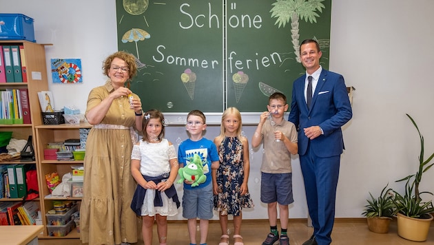 Bildungslandesrätin Christiane Teschl-Hofmeister und Bildungsdirektor Karl Fritthum wünschen ...