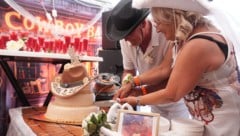 Selbst die Hochzeitstorte wurde passend zum Thema „Wild West“ gestaltet.