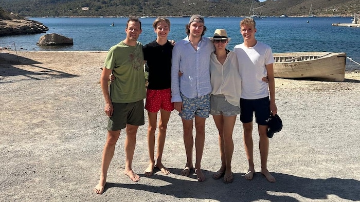 Papa Alex mit Oscar, Felix, Mama Julia und Charlie (v.l.n.r.)