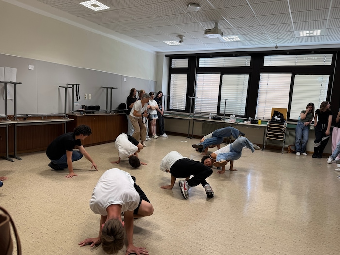 Unter professioneller Begleitung übten sich Schüler im Breakdance.