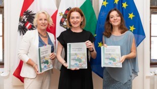 Klimaschutz-Koordinatorin Andrea Gössinger-Wieser, Landesrätin Simone Schmiedtbauer und Julia ...