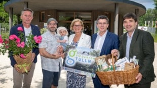 Als vier-millionste Besucher wurden Fritz Haselsteiner und Tochter Karoline von Mikl-Leitner, ...