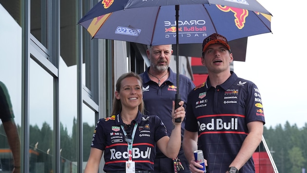 Vom Regen ließ sich der vierfache Weltmeister am Donnerstag in Spielberg nicht die Laune ...
