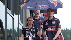 Vom Regen ließ sich der vierfache Weltmeister am Donnerstag in Spielberg nicht die Laune ...