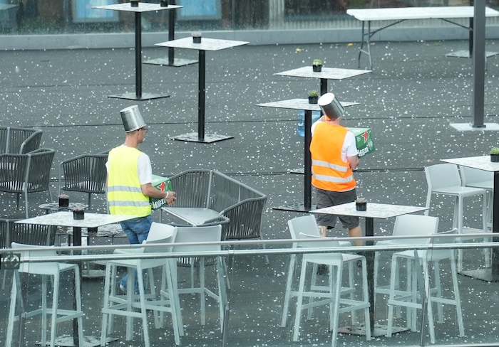 In Spielberg schützten sich Mitarbeiter bei der Formel 1 vor dem Hagel