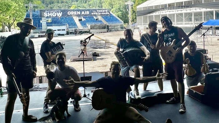 Matakustix und Band-Hund Falco stimmen sich auf die große Show heute Abend ein
