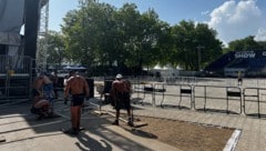 Mit voller Muskelkraft packen die Männer in der Ostbucht an