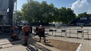 Mit voller Muskelkraft packen die Männer in der Ostbucht an