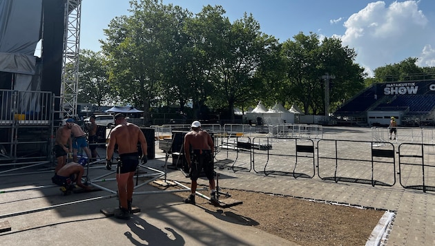 Mit voller Muskelkraft packen die Männer in der Ostbucht an