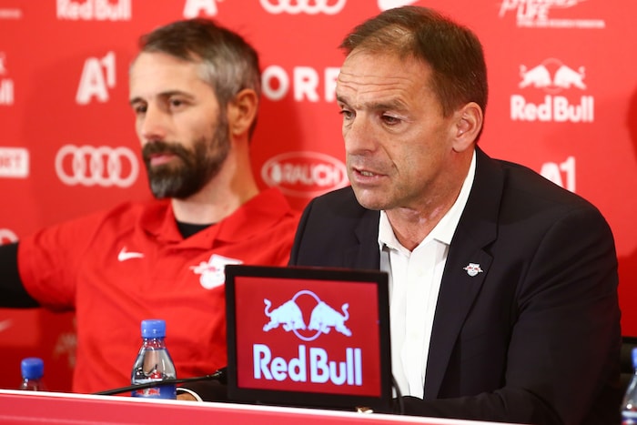 Ernst Tanner (re.) im Jahr 2017 neben Trainer Marco Rose. 