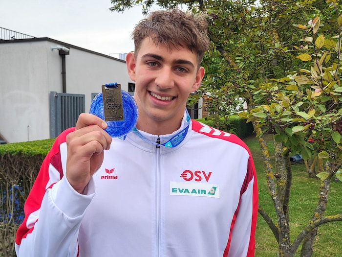 Der Salzburger präsentierte stolz seine Medaille. 